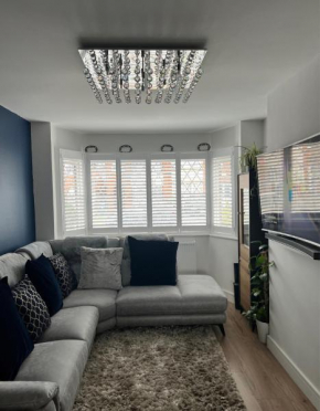 Double Room in Great Barr Near M5 - M6 - Parking - TV Bed-Garden
